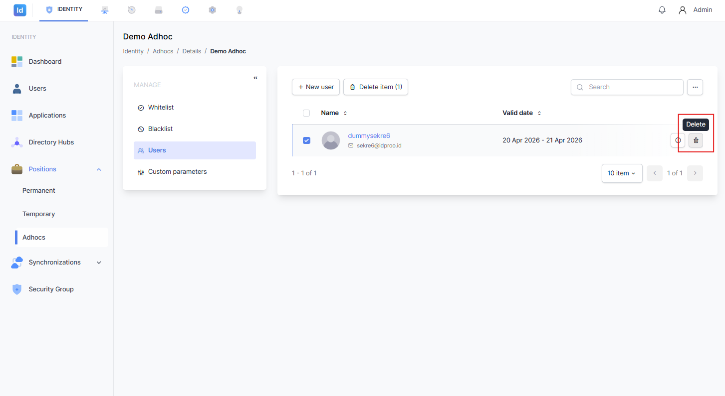 Halaman Users menampilkan satu pengguna 'dummysekre6' dengan checkbox yang dicentang, tombol 'Delete item (1)' di atas tabel, dan ikon Delete di ujung kanan baris yang ditandai kotak merah
